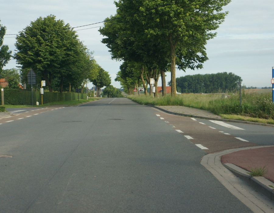<p>Na het kruispunt </p><ul><li><p>moet je minstens 90 km/u rijden.</p></li><li><p>hoef je niet rechts aan te houden.</p></li><li><p>mag je niet abnormaal traag rijden.</p></li></ul><p></p>