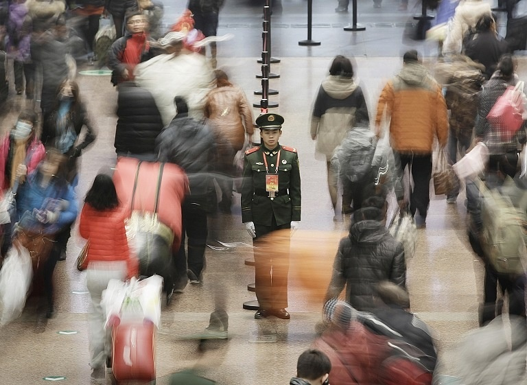 <p>周围（zhōu wéi）</p>