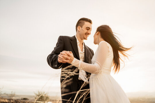<p>el/un novio, la/una novia</p>