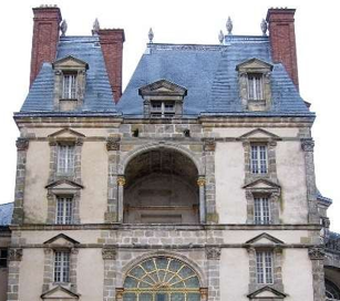 <p>What roof was used in France and covered the entire upper story of the building?</p>