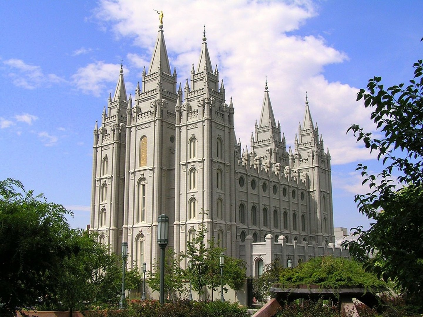 <p>known as Gothic Revival or Victorian Gothic that occurred in the late 18th century in England. This style follows the original Gothic architectural style, with pointed arches for doors and windows; steeply piched roofs; decorative ornamental patterns; spires; leaded glass, quatrefoil, or clover-shaped windows; pinnacles; grouped chimneys; stone carvings of gargoyles, leaves, and birds; and sometimes patterned brick or multicolored stone. will emphasize vertical elements, leading the eye up to the sky.</p><p>被称为哥特式复兴或维多利亚时代的哥特式,发生在 18 世纪后期的英格兰。 这种风格沿袭了原有的哥特式建筑风格,门窗采用尖拱; 陡峭的屋顶; 装饰装饰图案; 尖顶; 含铅玻璃、四叶形或三叶草形窗户; 顶峰; 分组烟囱; 石像鬼、树叶和鸟类的石雕; 有时还有花纹砖或五彩石。 将强调垂直元素,将视线引向天空。</p>