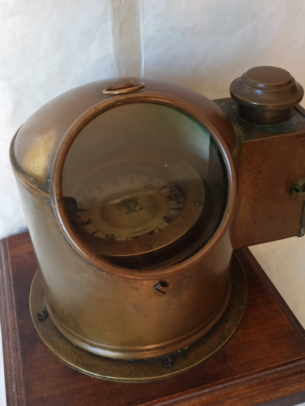 <p>EN: A container for instruments in an automobile dashboard or for a ship’s compass</p><p></p><p>IT: Chiesuola, plancia</p>