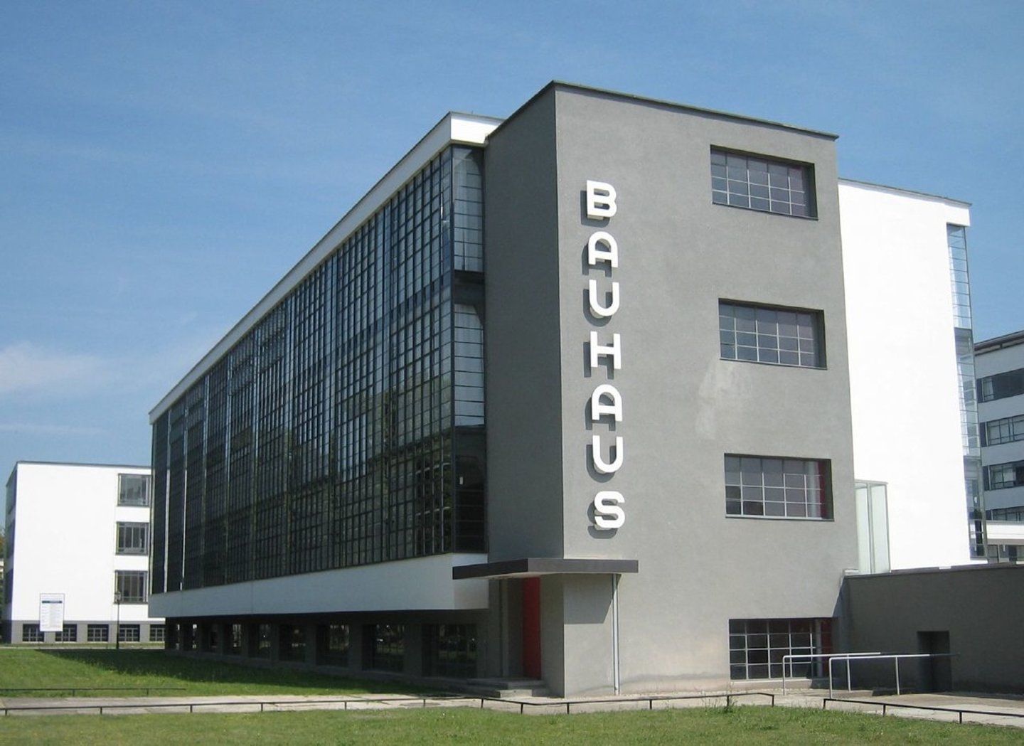 <p>Developed from the Bauhaus School of Art and Design in Germany beginning in 1927. This architectural style aimed to connect art with design and technology. is simple and straightforward, following the Bauhaus minimalist and industrial aesthetic - unadorned functionality rather than aesthetics, used a limited palette of neutral colors. This style favored function over form, Groupius designed door handles that became a well-know component of this style.</p><p>始于 1927 年,由德国包豪斯艺术与设计学院发展而来。这种建筑风格旨在将艺术与设计和技术联系起来。 简单明了,遵循包豪斯的极简主义和工业美学——朴素的功能而不是美学,使用了有限的中性色调。 这种风格更注重功能而不是形式,Groupius 设计的门把手成为这种风格的知名组成部分。</p>