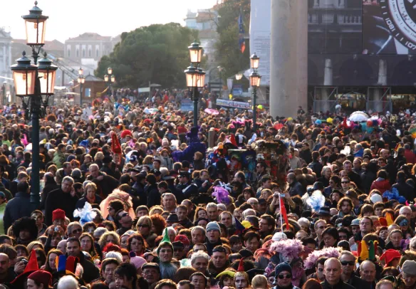 <p>n. Many people gather</p>
