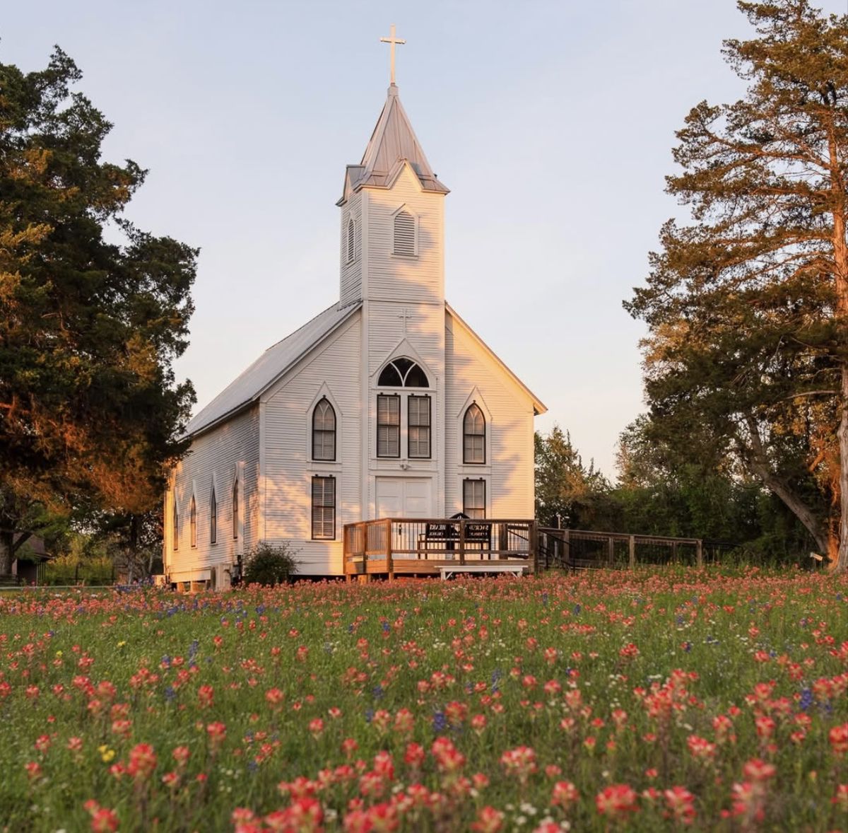 <p>There is a small <strong>chapel</strong> at the top of the <strong>hill</strong>.</p>