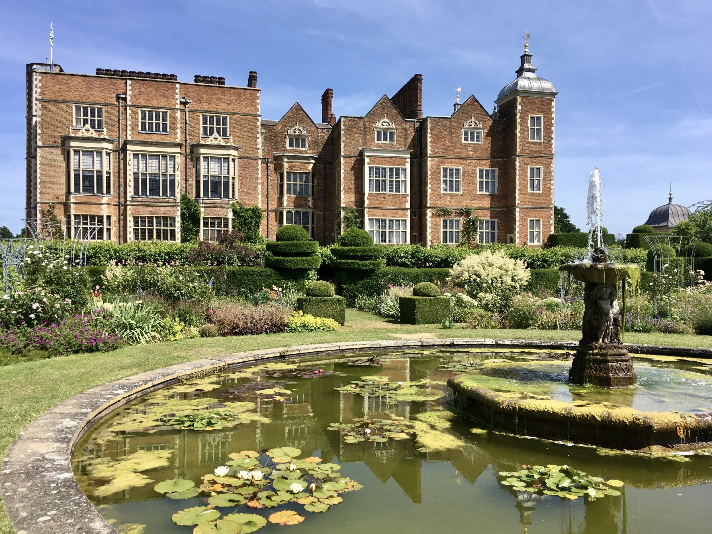 <ul><li><p>Exemplifies Elizabethan Architecture, built during the English Renaissance / reign of Queen Elizabeth by William Cecil </p></li><li><p>Located in Hertfordshire </p></li></ul><p></p>
