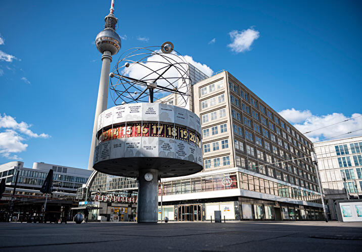<p>Es ist einer der belebtesten Plätze Europas.<span> </span>Ein wichtiger Verkehrsknotenpunkt in Berlin.1961 wurde er durch die Berliner Mauer geteilt. Es spielte eine Rolle zur Wende 1989,<span> </span>weil die gro<span>b</span>en Demonstrationen dort stattfanden. <span>Die Weltzeituhr und der Fernsehturm befinden sich hier auch.</span></p>