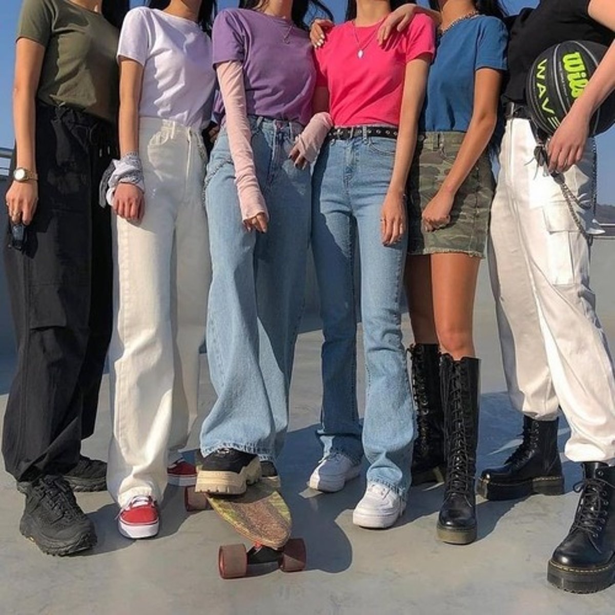 <p>TRANSLATION: входить в моду</p><p>DEFINITION: to become popular and trendy.</p><p>EXAMPLE: Baggy jeans are starting ...................... again, just like in the 90s. Мешковатые джинсы снова начинают ВХОДИТЬ В МОДУ, как в 90-х.</p>