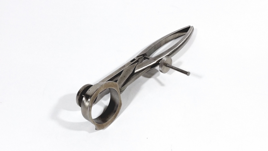 <p>Everts and holds the patella and guides drilling the patella holes (Seng).</p>
