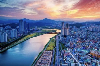 <p>조선 시대 : 울산 읍성 축조</p><p>일제 강점기 :1. 일본 어민 거주지 형성 </p><p>2. 철도 개통 (울산-경주 / 울산-부산)</p><p>3. 울산 공업 지대 조성 수립 계획 수립</p><p>4. 정유 공장 건설 공사 실시</p><p>1960~1970년대 : 정유, 조선, 자동차 공업 발달</p><p>1980~1990년대 : 택지 개발 및 도시 기반 시설 + 태화강 수질 오염</p><p>2000~현재 : 에코폴리스 / 원도심 도시 재생 사업 실시</p>
