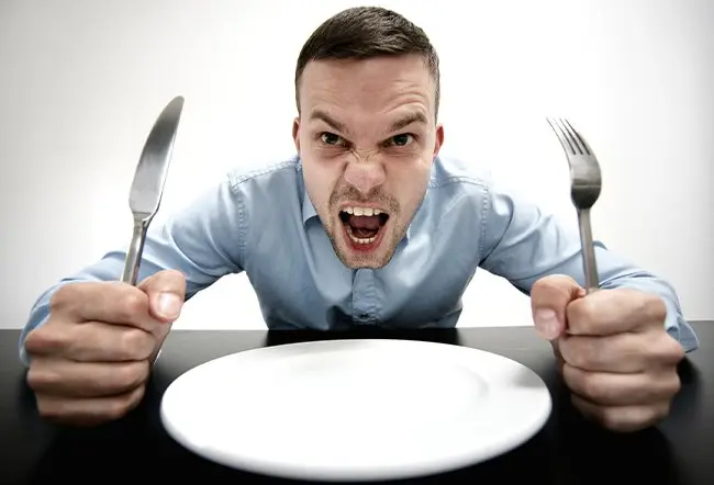 <p>Tener hambre</p>