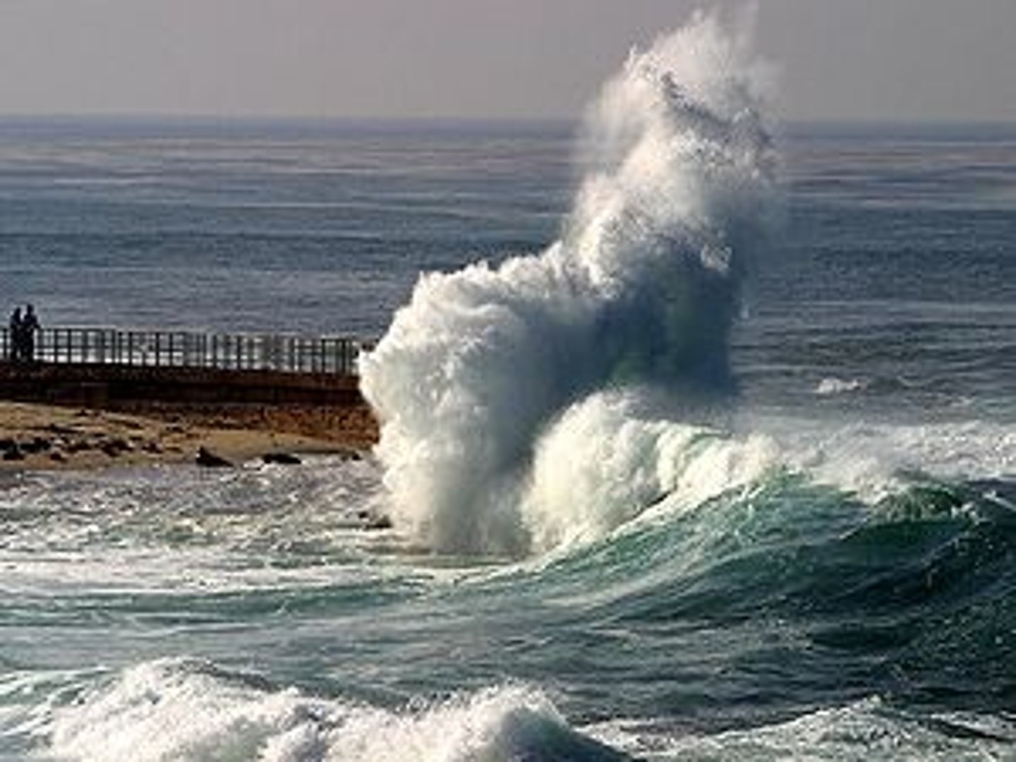 <p>(nature English) sóng vỗ ầm ầm Ví dụ: We could hear waves crashing on the shore.</p>