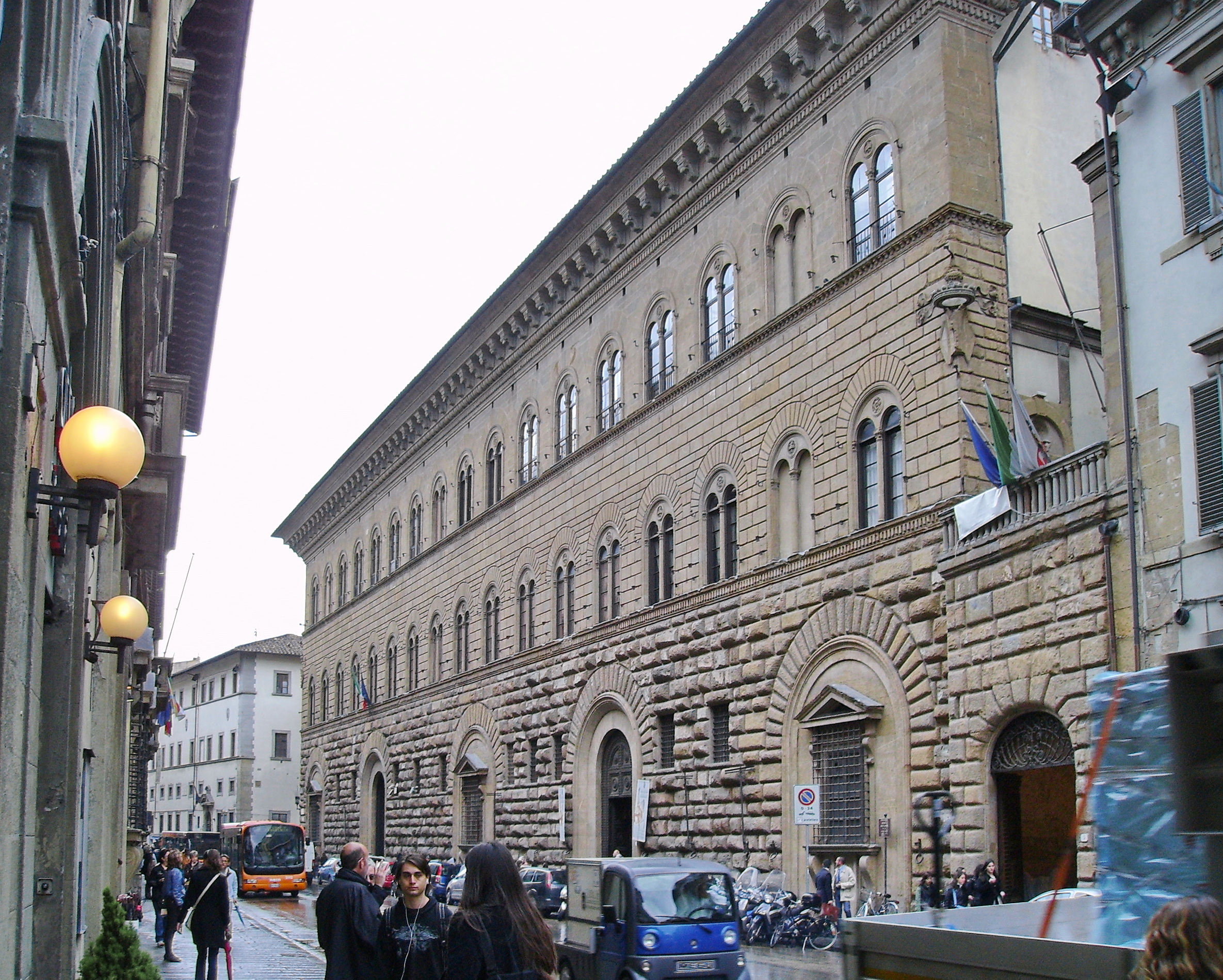 <p>Bank and home of Medici, long buildings with courtyards for security, Greco-Roman culture - rounded arches, pediments</p>