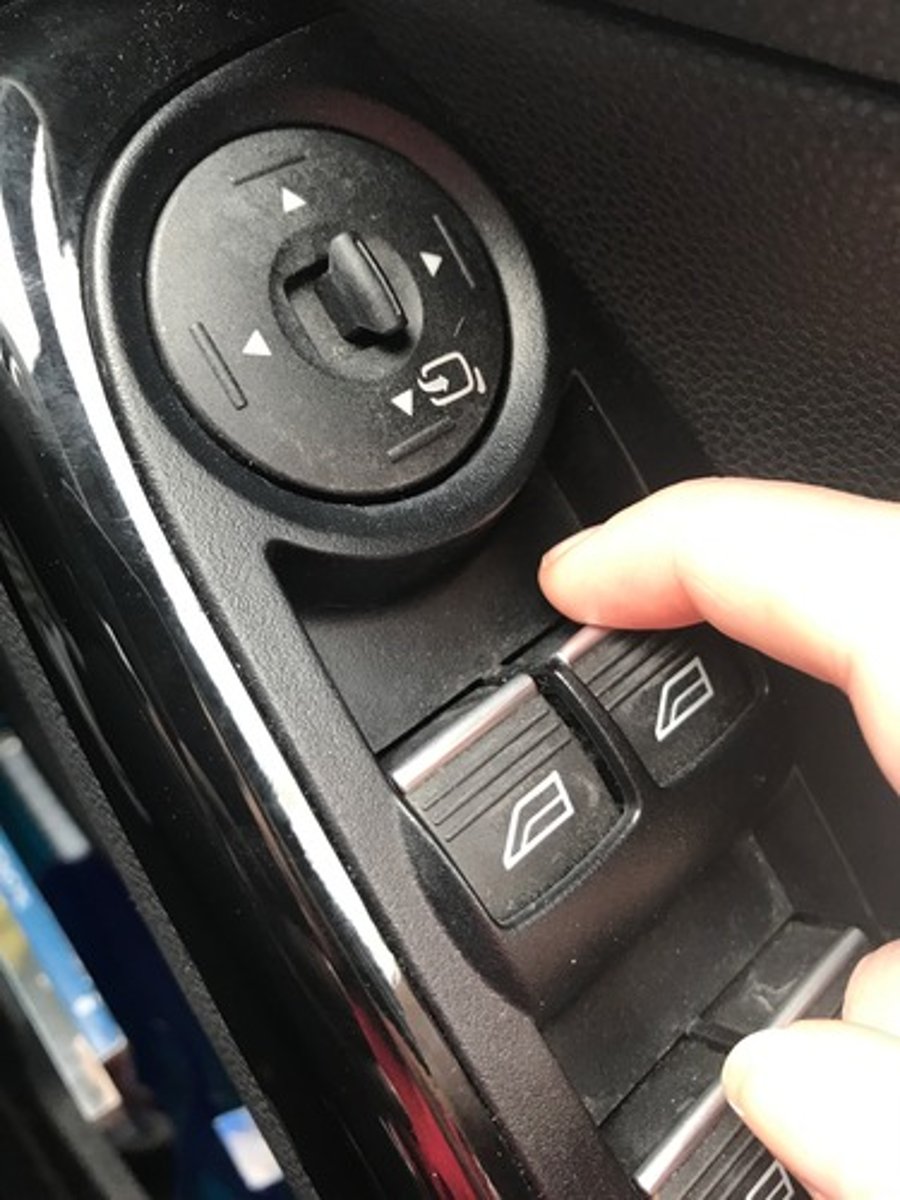 <p>Push the side window electric switch to open, and pull to close. If side windows are non-electric, wind the window using the side window handle instead.</p>
