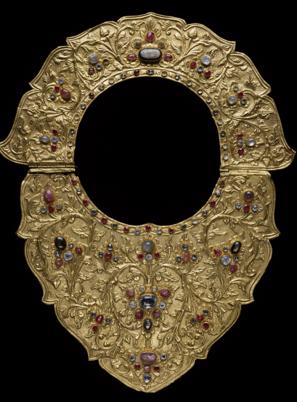 <p>What makes the Balinese necklace an extraordinary version of an ordinary object?</p>