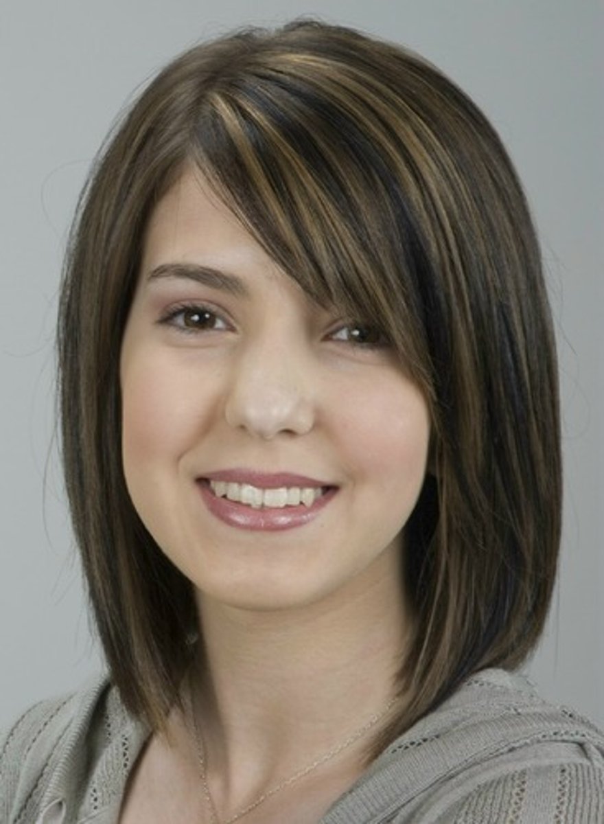 <p>(everyday English) tóc dài ngang vai Ví dụ: She has shoulder-length hair.</p>