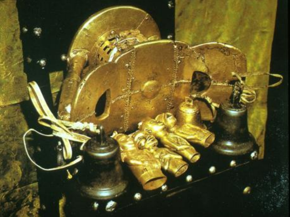<ul><li><p>Asantehene</p></li><li><p>sunsum (force or energy; also spirit)</p></li><li><p>osei tutu</p></li><li><p>okumfo anokye</p></li><li><p>contains the essence, spirit, and history of the whole of the Asante nation</p></li><li><p>the most important thing in the asante nation</p></li><li><p>symbol of power and authority</p></li><li><p>functional seats, but also symbols</p></li><li><p>the golden stool manifested into society, supposedly ascending from the heavens, and not man-made</p><ul><li><p>the priests prayed, and from the gift of the gods, the stool lands in Osei Tutu’s lap</p></li></ul></li><li><p>unlike regular stools, it contains the essence, spirit, and history of the whole of the Asante nation</p><ul><li><p>the strength of the Asante nation</p></li></ul></li><li><p>made of wood, covered in gold</p></li><li><p>the golden stool itself has its own throne to sit on next the the king</p><ul><li><p>the stool sits higher than the king</p></li></ul></li><li><p>no one EVER sits on the stool, nobody</p></li></ul><p></p>