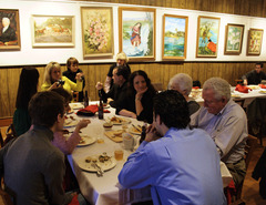 <p>/ˈfæməli ˈɡæðərɪŋ/</p><p>(collocation) buổi họp mặt gia đình</p><p>We usually have a family gathering during holidays.</p>