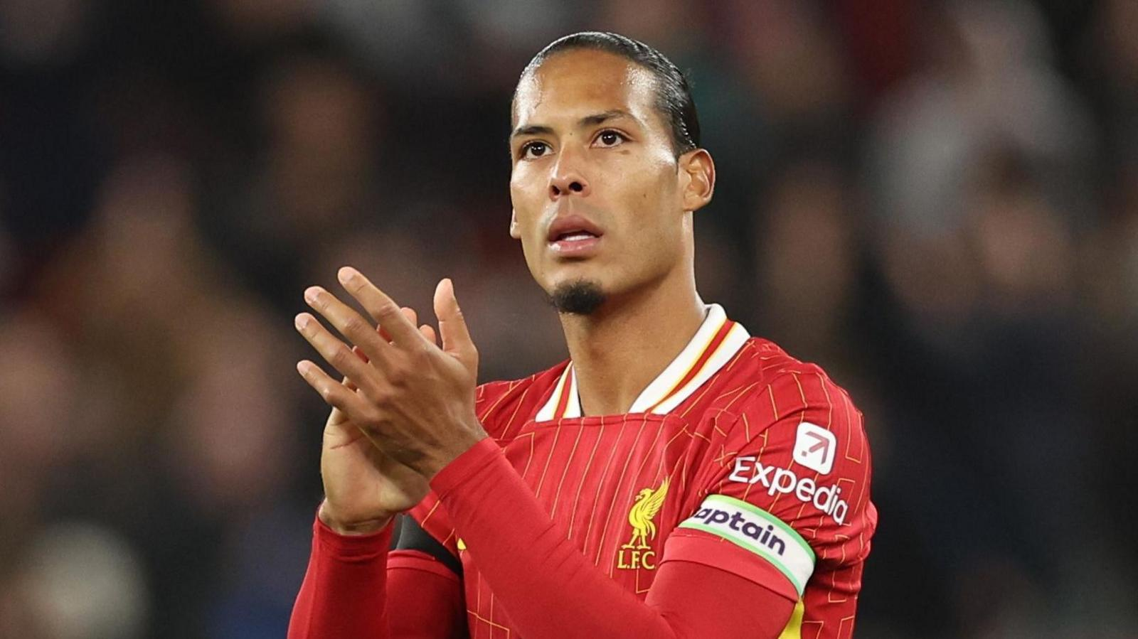 <p><strong><mark data-color="rgba(0, 0, 0, 0)" style="background-color: rgba(0, 0, 0, 0); color: inherit;">Mittback i Liverpool FC och det nederländska landslaget</mark></strong>.4</p>