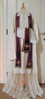 <p>long cloth of the same liturgical color as the chasuble; symbolizes the authority of the priest/deacon (priest s around neck, deacons left shoulders, fastened like a sash)</p>