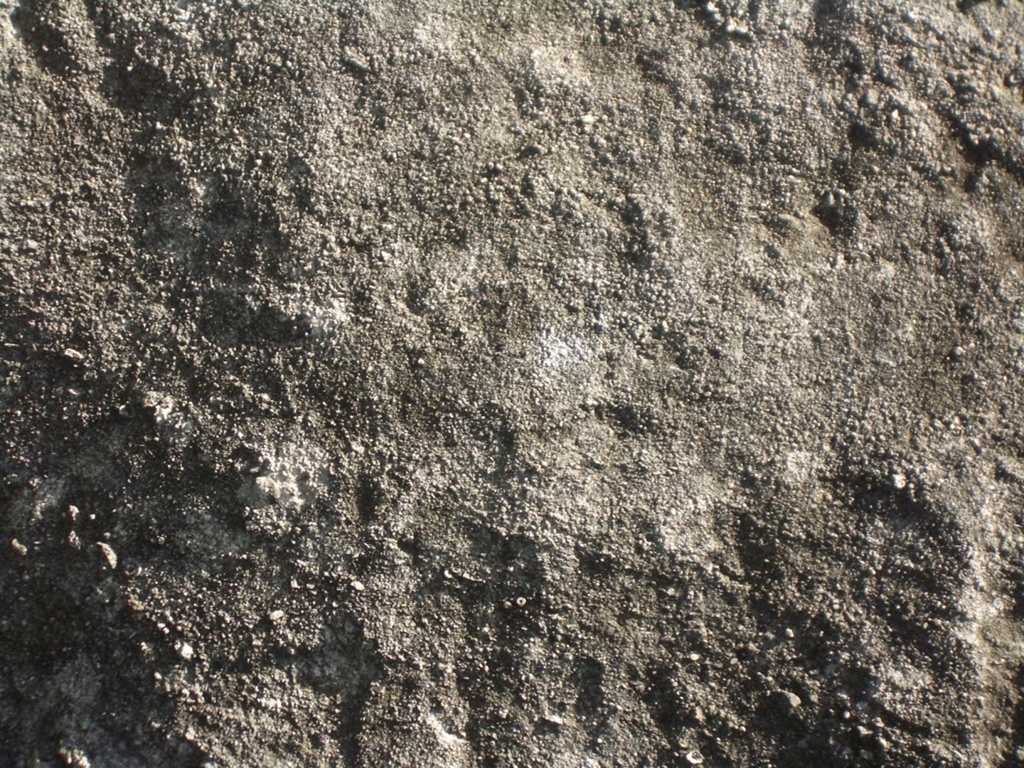 <p>(adj) gồ ghề, lởm chởm</p>