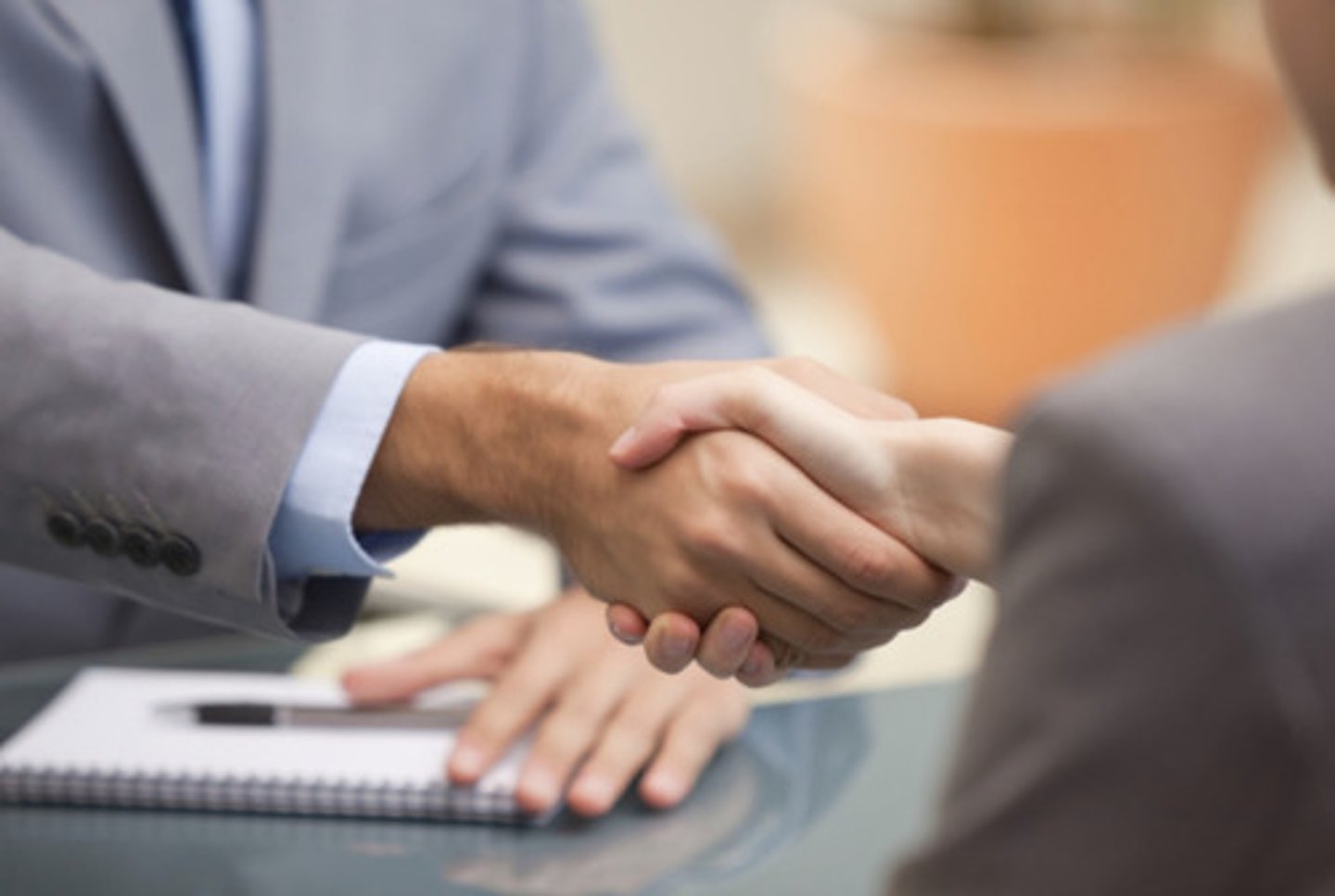 <p>(business English) hợp tác kinh doanh Ví dụ: They went into partnership in 2020.</p>