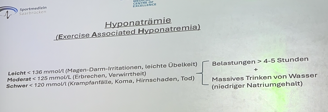 <p>Vorbeugen durch:</p><ul><li><p>Trinkplan (Hyperhydrierung vermeiden)</p></li><li><p>Aufklärung über Warnsymptome</p></li><li><p>Sportgetränke (natriumreich)</p></li><li><p>Salzreich essen vor lang andauernden Belastungen-</p></li></ul><p></p>