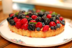 <p>pastry base with a sweet or savory filling open at top Example: She baked a fresh sweet strawberry _____ for dessert. bánh tạt c Bánh tròn có đế vỏ giòn, để hở mặt nhân trái cây/mứt bên trên. UK: /tɑːt/ | US: /tɑːrt/</p>