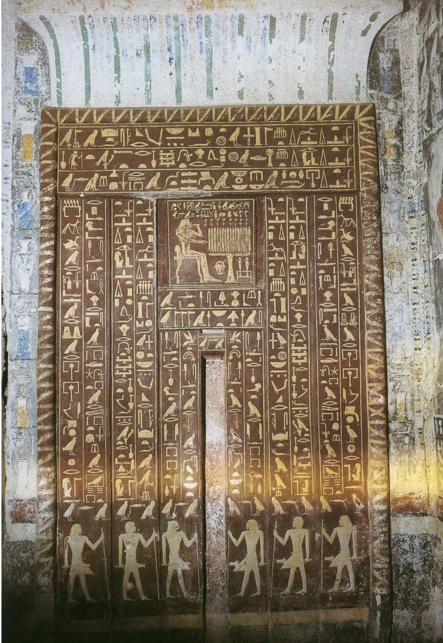 <p>La chapelle- Stèle fausse porte</p>