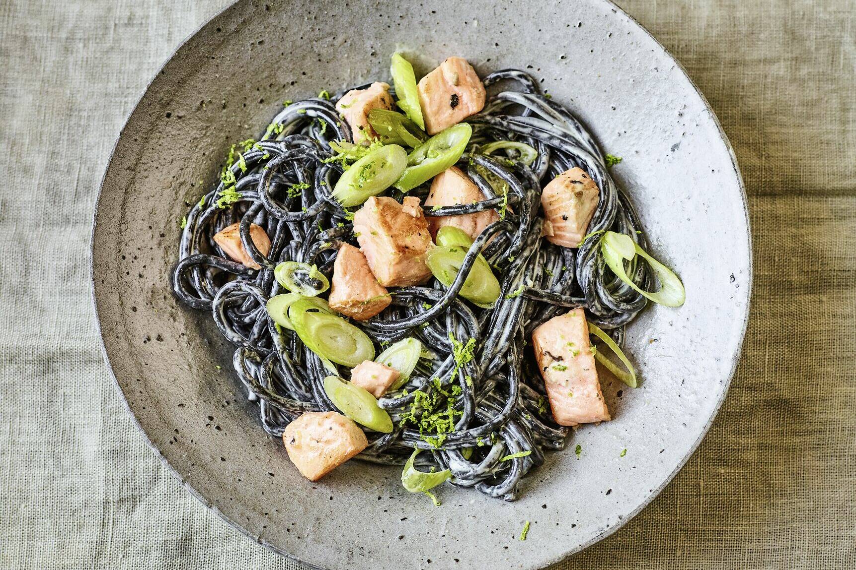 <p>Schwarze Tagliolini  mit Lachs</p>