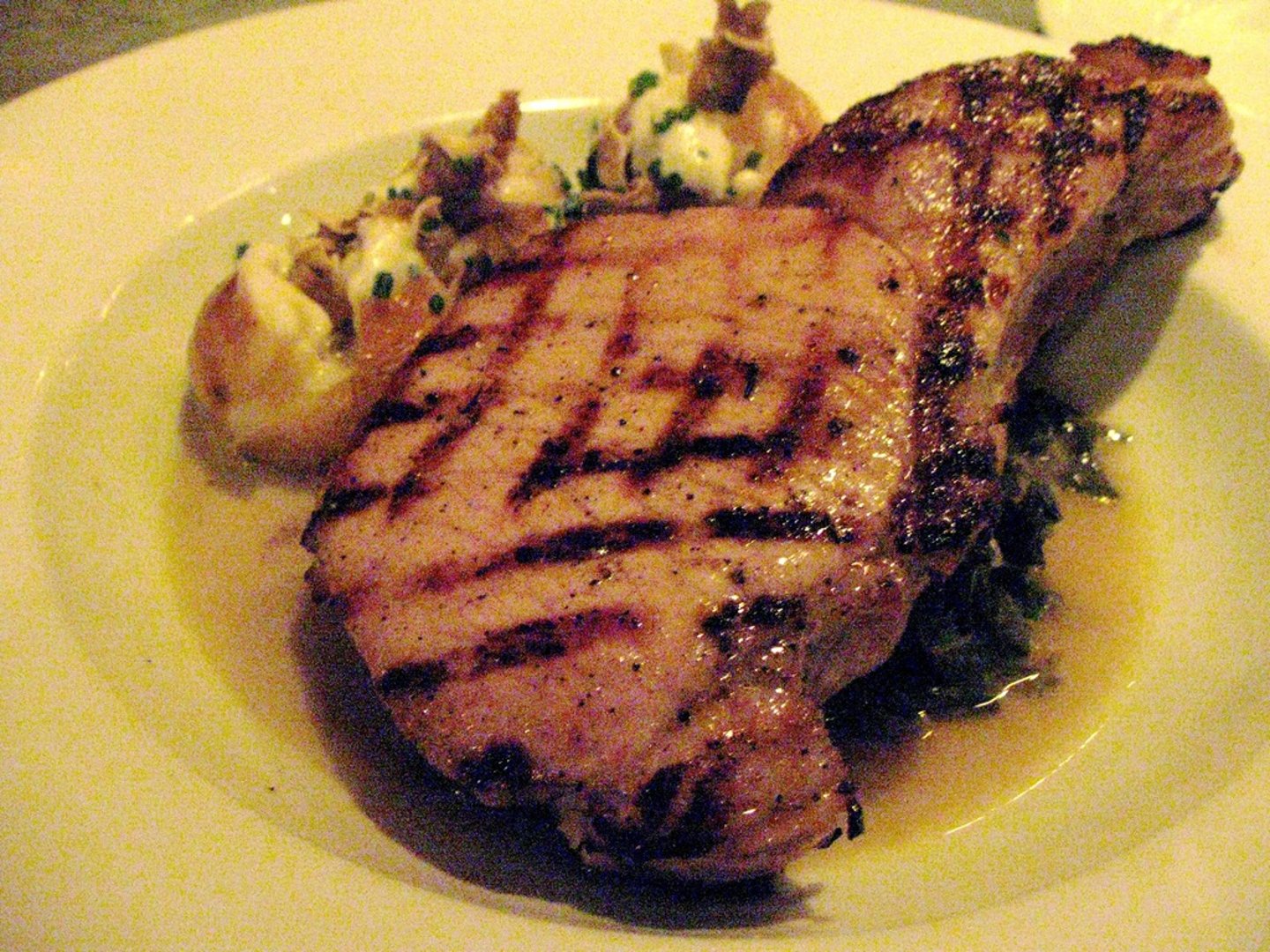 <p>to tenderize meat by making a number of shallow cuts across its surface to prevent from curling during cooking</p>