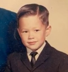 <p>(<em>verb</em>) <span>to know who someone is or what something is because you have seen, heard, experienced, or learned about it (them) before</span></p><p><span>A: Do you _______ this little boy?</span><br><span>B: No, who’s that?</span></p>