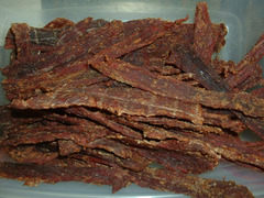 <p>meat cut into long thin strips and dried Example: Dried beef _____ is a convenient high-protein snack. thịt sấy khô u Thịt sấy khô (thường là thịt bò/heo cắt dải). UK: /ˈdʒɜː.ki/ | US: /ˈdʒɝː.ki/</p>