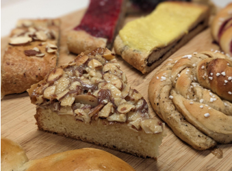 <p>Swedish sponge cake base with caramelized almond topping</p>