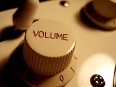 <p>US: /ˈdaɪ.əl/UK: /ˈdaɪ.əl/ Example: Turn the temperature _____ on the oven to 200 degrees. A control knob or face on an instrument that shows measurements. Mặt đĩa số / Nút xoay Nút vặn xoay tròn để chỉnh thông số (âm lượng, nhiệt độ).</p>