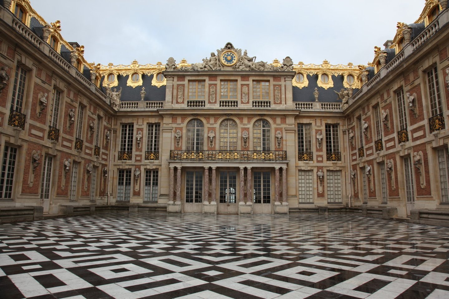 <p>Palace constructed by Louis XIV outside of Paris to glorify his rule and subdue the nobility; late 17th-early 18th century</p>