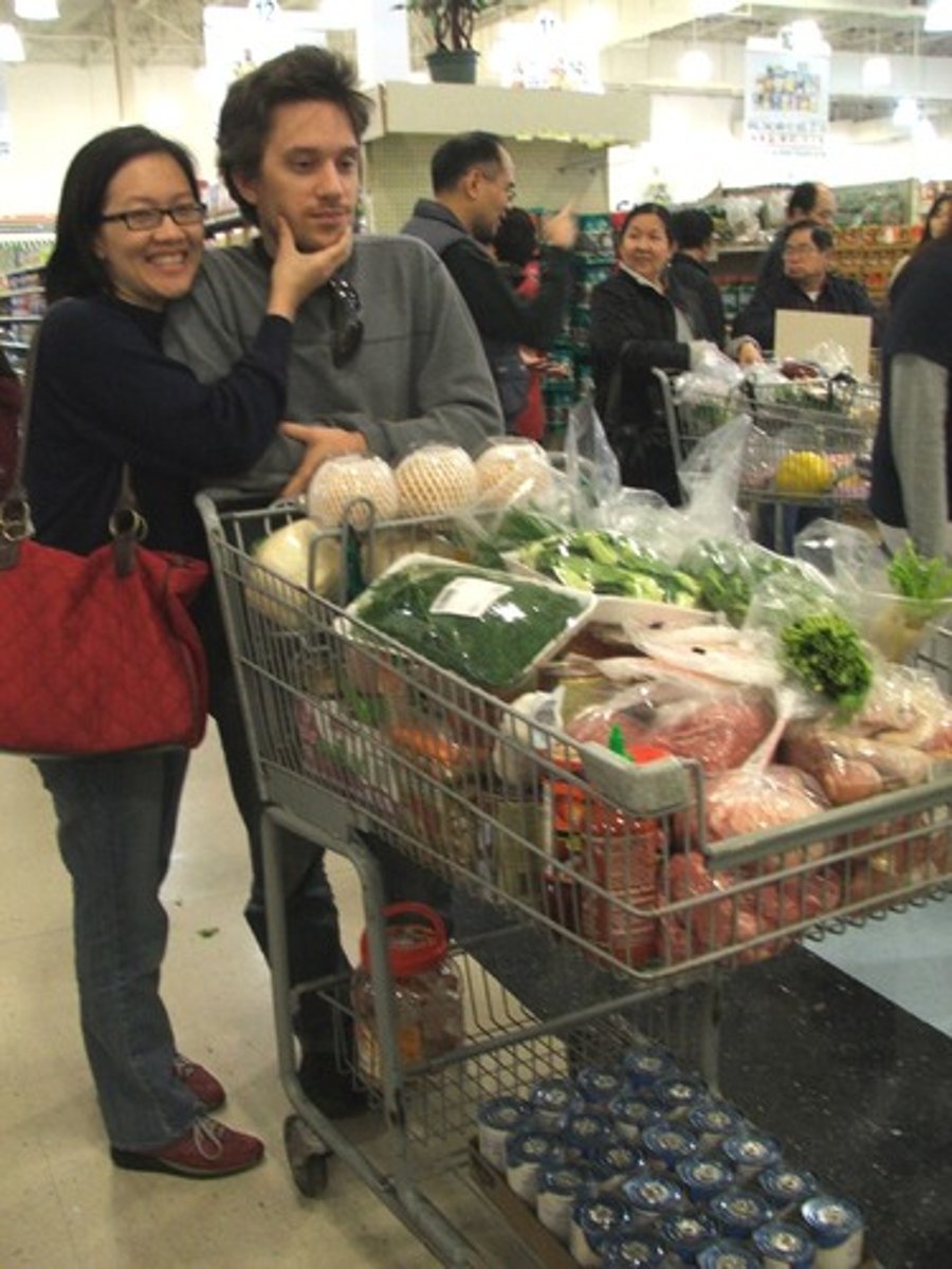 <p>/ʃɒp fə ˈɡrəʊsəriz/ Đi mua thực phẩm và đồ dùng cần thiết. My mother shops for groceries on Sundays.</p>