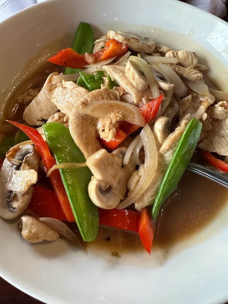 <p>Entree, <strong>mushroom, bell pepper, snow peas</strong>, onion +ginger </p>