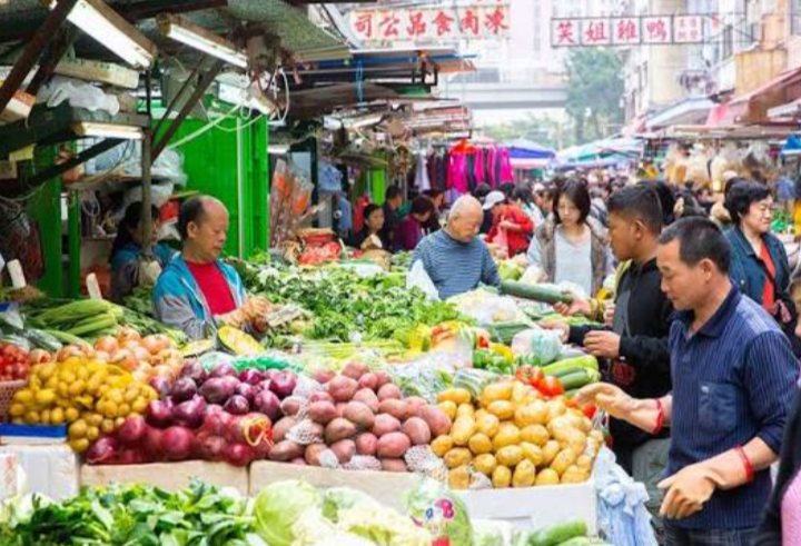 <p>An organized place—often outdoors or in an open square—where multiple independent sellers gather to sell goods (especially fresh produce, meat, fish, and everyday items).</p>