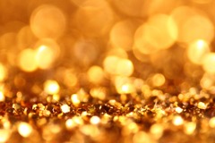 <p>(v, n) Sáng lấp lánh, óng ánh (đồ bằng vàng, kim tuyến). Ví dụ: A gold object glitters in the sun.</p>