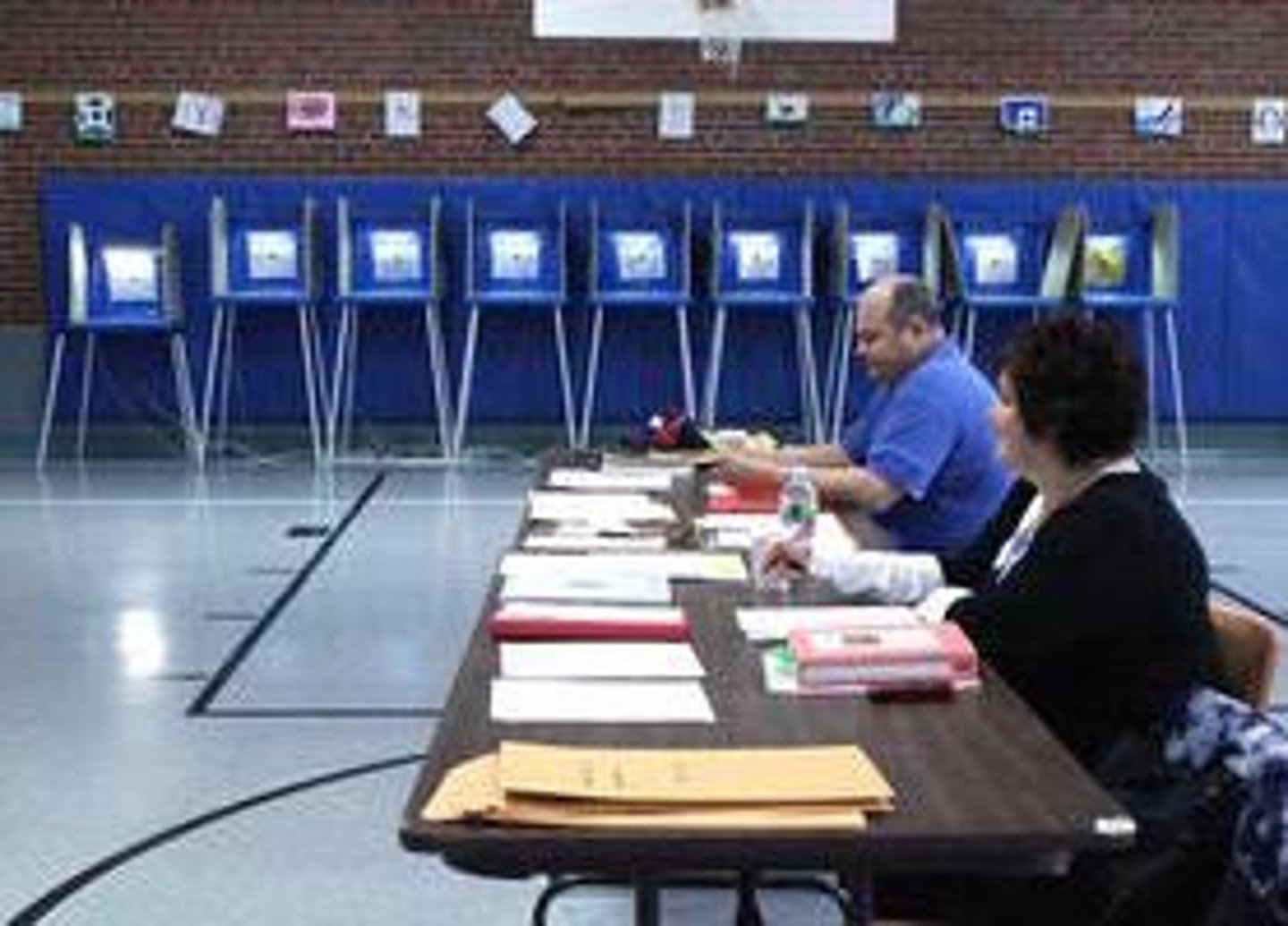 <p>un bureau de vote</p>