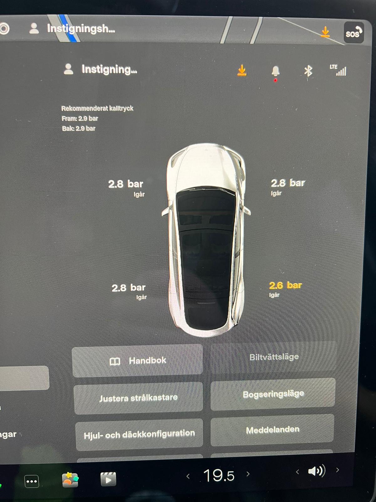 <p>For å finne hva lufttrykket skal være i hjulene må vi se i dørkarmen på førersete, der ser vi enten i kPa/ bar eller i Psi. Dette er 2.9 bar eller 42 Psi. Vi kan også sjekke dette på skjermen ved å få på service menyen, der står det hva lufttrykket er og hva som er anbefalt for denne bilen.</p><ul><li><p>Vi ser først på dekkene og ser om de ser normale ut, buler ikke ut og lignende. Deretter går vi på service menyen og ser på lufttrykket i dekkene, som bilen måler selv. Man kan også ha en egen luftrykkmåler, eller låne på bensinstasjon der man også fyller på luft.</p></li></ul><p></p><p>Jo tyngre bil jo større lufttrykk trenger vi, gjerne mer i bakhjulene hvis man er tungt lastet.</p><p>Dekktrykk måles ved kalde dekk</p><p></p>