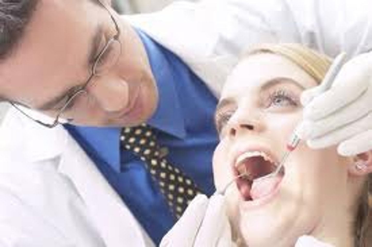 <p>nha sĩ • The dentist checks my teeth.</p>