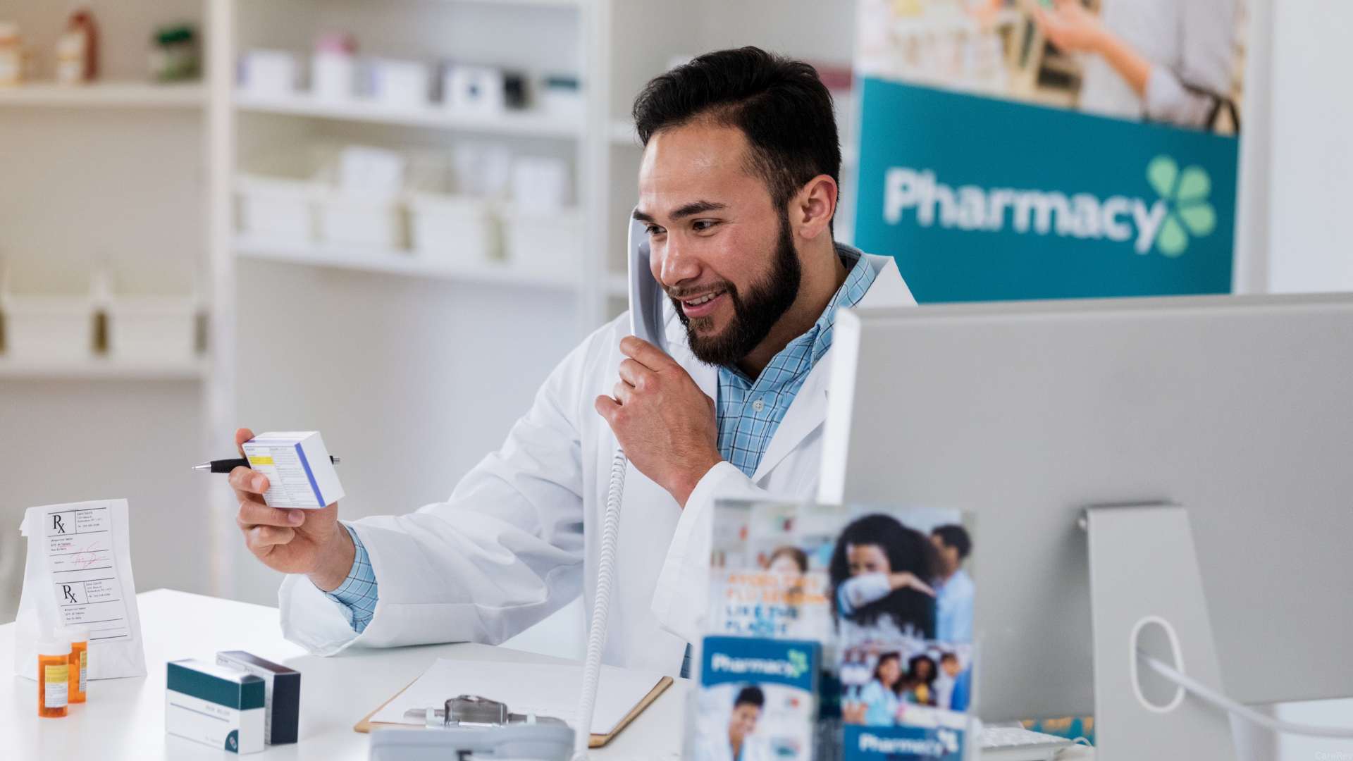 <p>pharmacist; el farmacéutico me dio la medicina.</p>