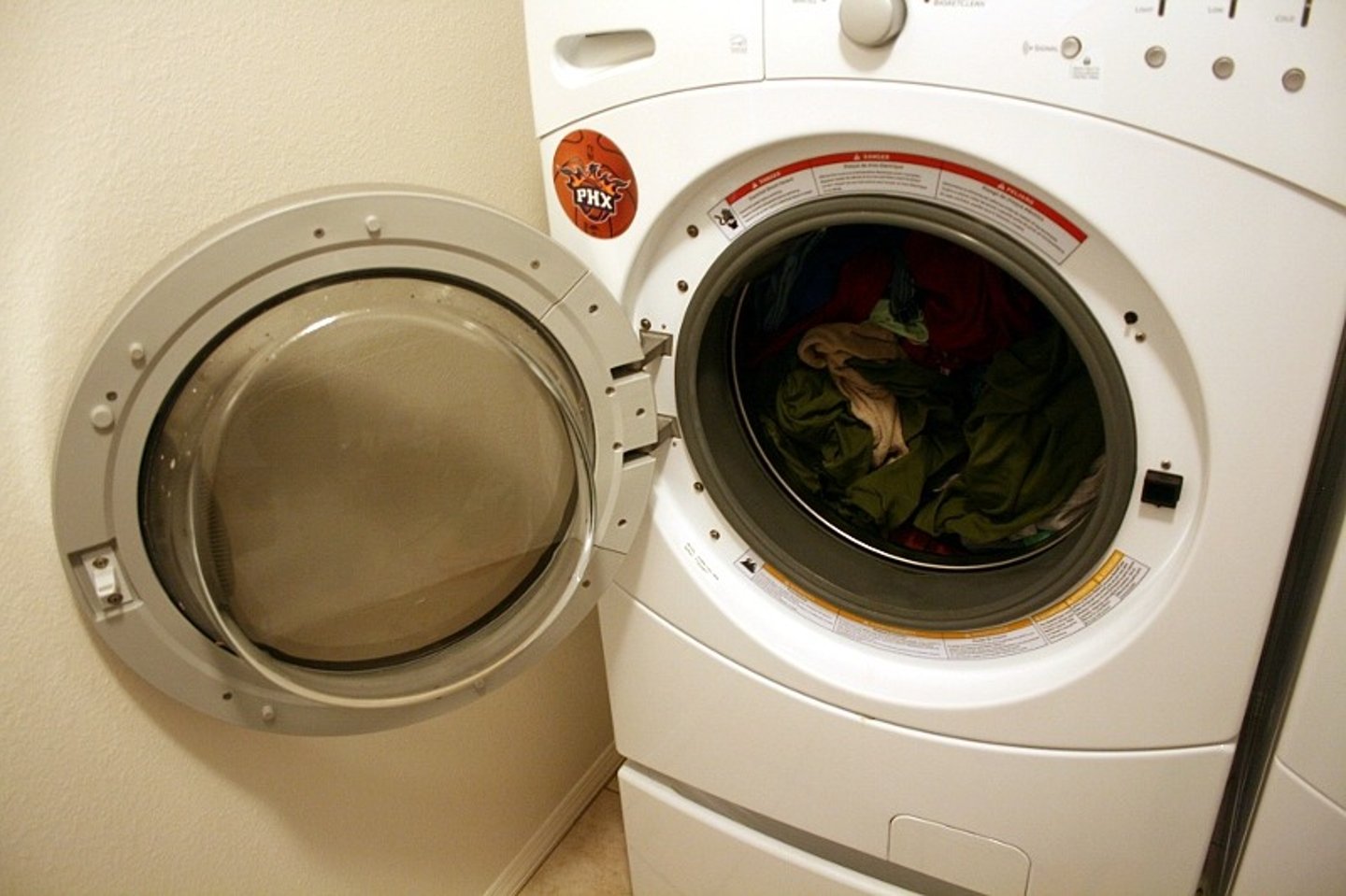 <p>A household appliance used for washing clothes automatically.</p><p>Example: Put your dirty gym clothes into the washing machine.</p>