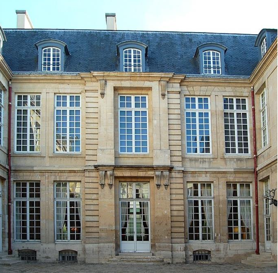 <p>l’elevation est la face verticale ou l’ensemble des faces verticales d’un batiment = bâtiment vu de face (ou de côté), comme si on le regardait directement. On y voit la hauteur, les étages, les fenêtres et la forme de la façade.</p>