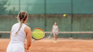 <p><span>chơi tennis (cụm)</span></p><p><span> (Tôi chơi tennis với cây vợt mới của mình.)</span></p>