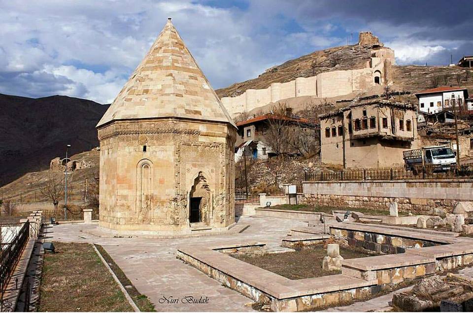 <p>Sitte Melik Kümbeti</p>