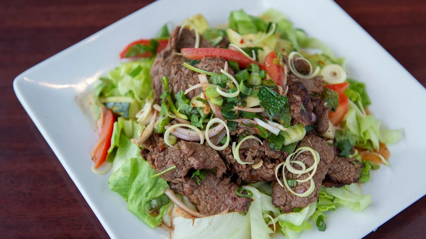 <p>Beef/steal salad with LEMONGRASS w/ lettuce</p>
