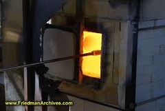 <p>US: /ˈfɝː.nəs/UK: /ˈfɜː.nɪs/ Example: Iron is melted inside a high-temperature industrial ______. An enclosed structure in which material is heated to high temperatures. Lò nung / Lò sưởi lớn Lò nhiệt độ cực cao dùng đúc kim loại hoặc sưởi toàn nhà.</p>